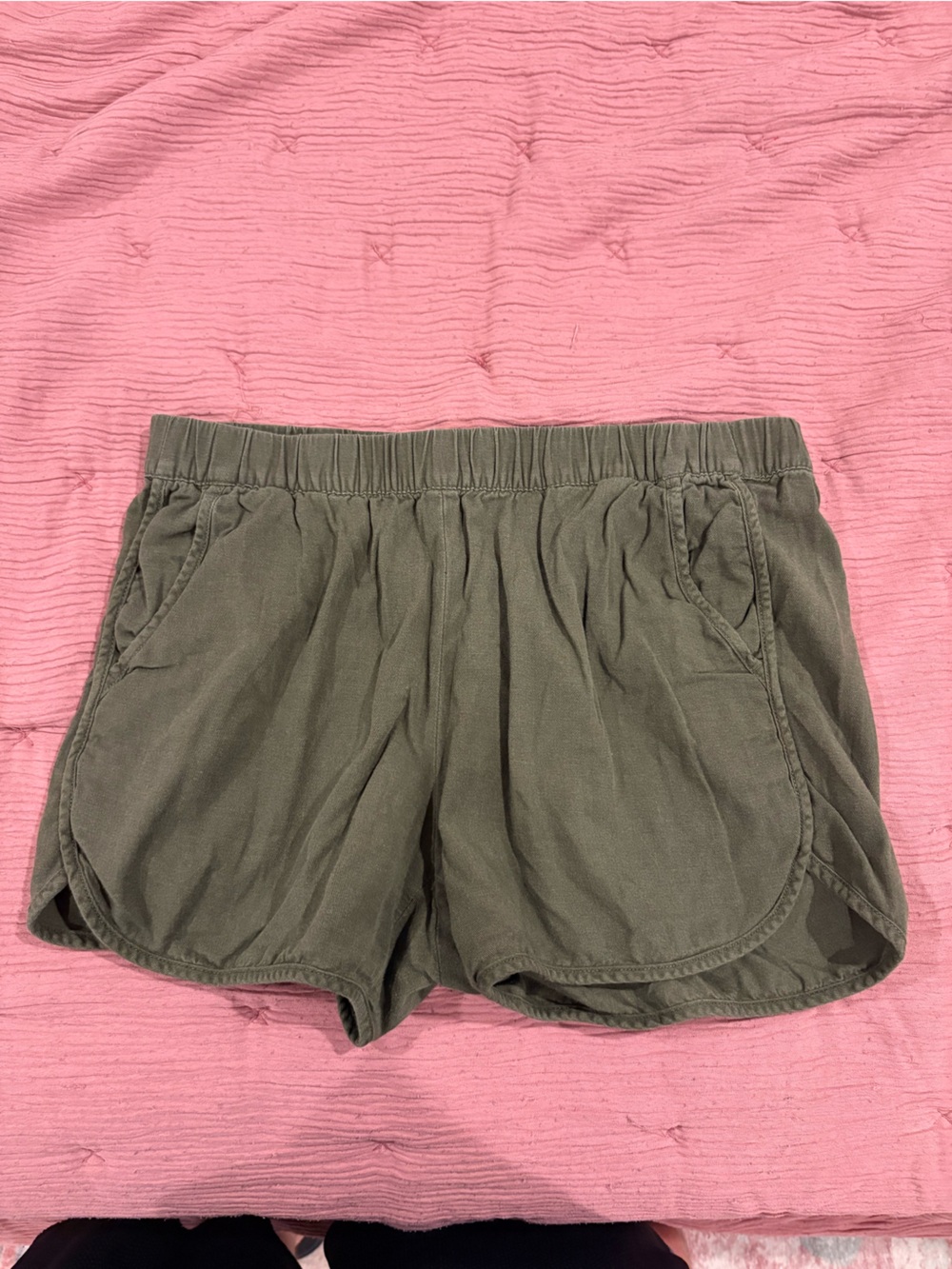olive green Madewell pull-on shorts with a comfortable elastic waistband Size S